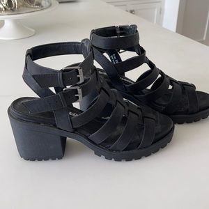 Dirty Laundry Flo-008.